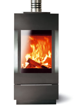 stufa design a legna, modello stream di skantherm, enorme vetro frontale piatto e grandissima camera di combustione con molto spazio per la legna anche di grandi dimensioni, cassetto per la cenere coperto dallo sportello frontale, vano legna chiuso